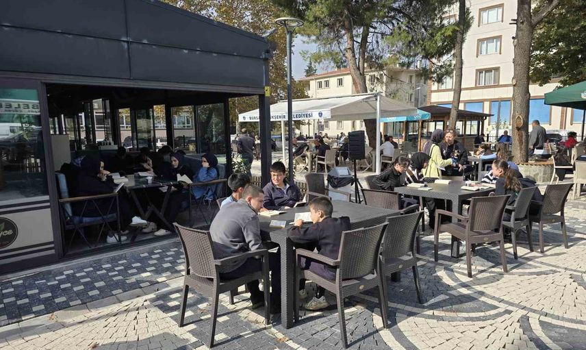Başkan ve öğrenciler Orhaneli'de meydanı kitapla doldurdu