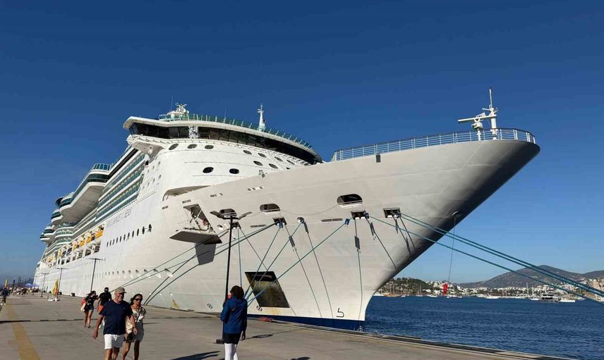 Bodrum limanına dev kruvaziyerle 2 bin 242 yolcu geldi