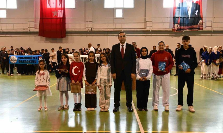 Osmaneli'nde 103. yıl coşkusu spor salonunda yaşandı