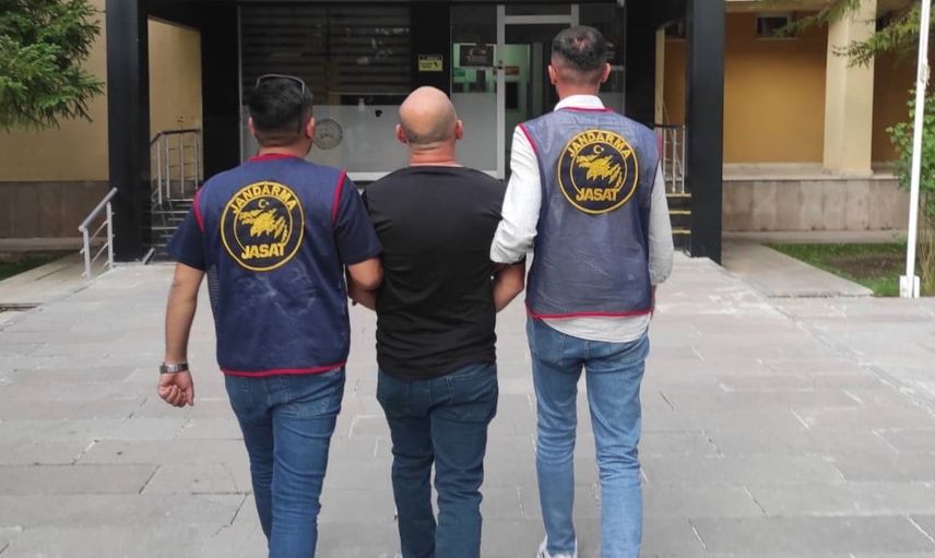Jandarma 12 yıl 6 ay hapis cezası bulunan hükümlüyü Bayburt'ta yakaladı
