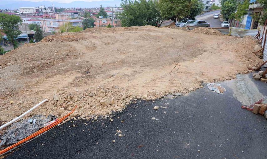 Aslanbey'de temel kazısı sonrası kapanan yol belediye çalışmasıyla dolduruldu