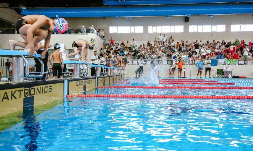 Minik yüzücüler zafer bayramını kulaçlarla kutladı