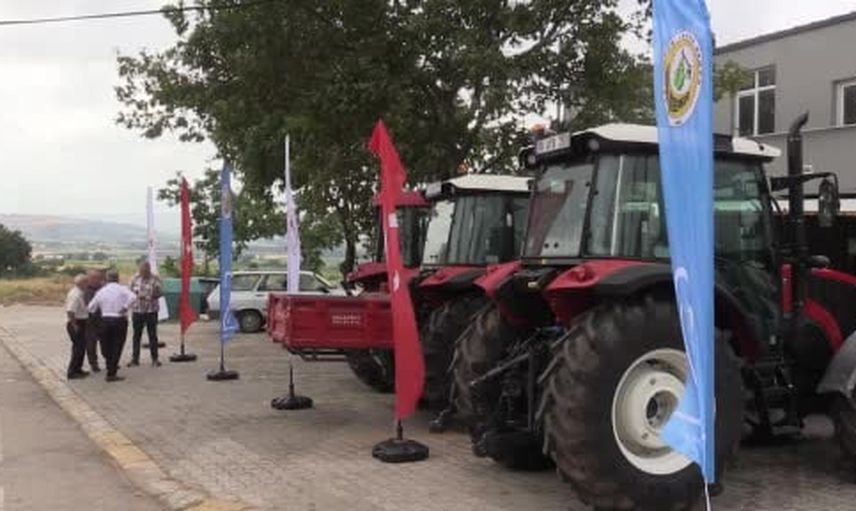 Dedeoba'da dayanışma örneği: ORKÖY ile üç traktör teslim edildi