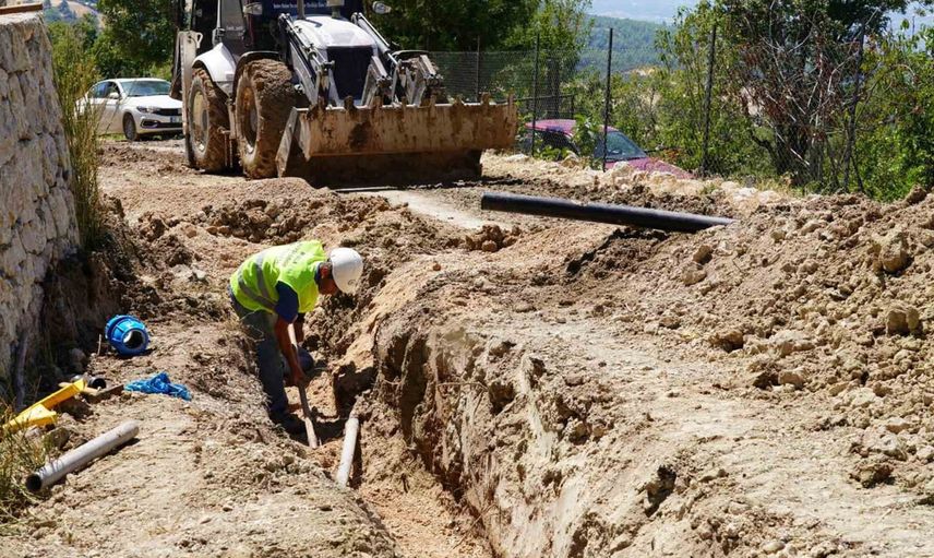 Kayacık'ta su hattı tarladan yola taşınıyor