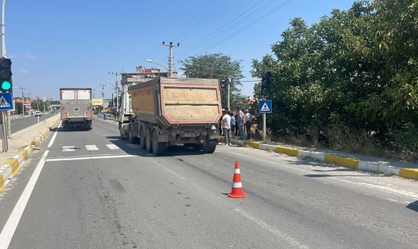 Keşan'da banketten çıkarak karşıya geçmeye çalışan yayaya tır çarptı, 85 yaşındaki adam yaşamını yitirdi