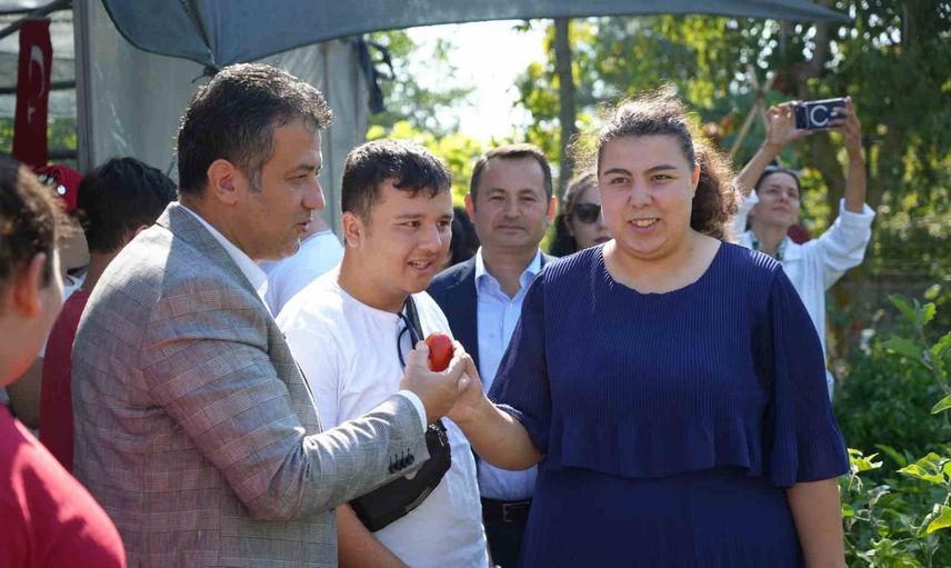 Gülümseten ziyaret: Halit Doğan Zafer Özel Eğitim Meslek Okulu'nda öğrencilerle etkinliklere katıldı