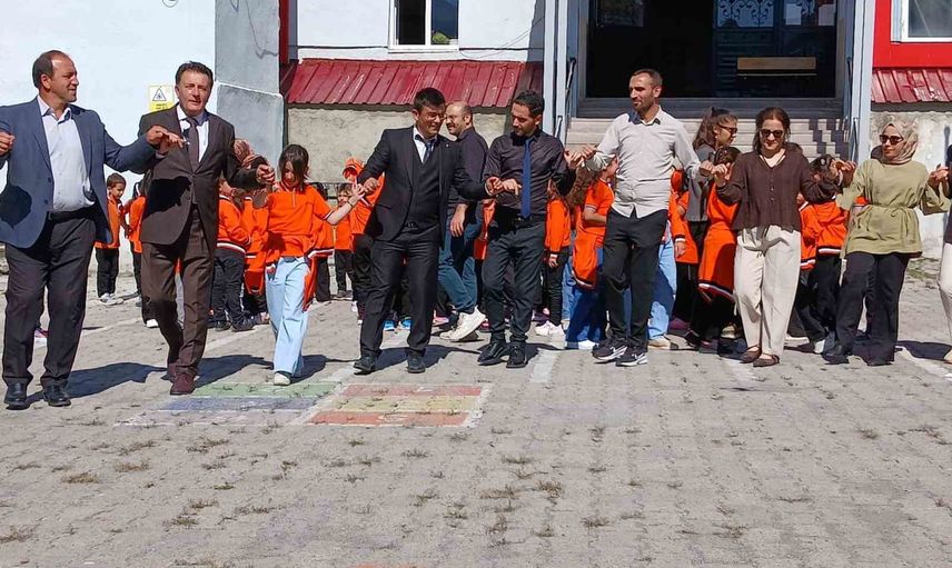 Posof'ta eğitim coşkusu: hafta davul zurnayla açıldı, 49 köyün öğrencileri merkeze taşınıyor