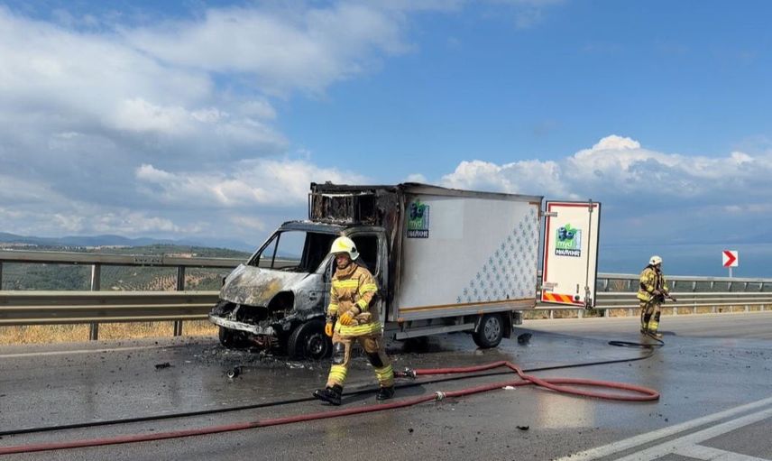 İznik'te yolda alevlenen kamyoneti sürücü son anda terk etti