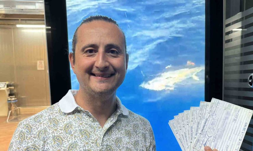 Ege'de oltasına takılan işaretli orkinosu sağlıkla denize bıraktı