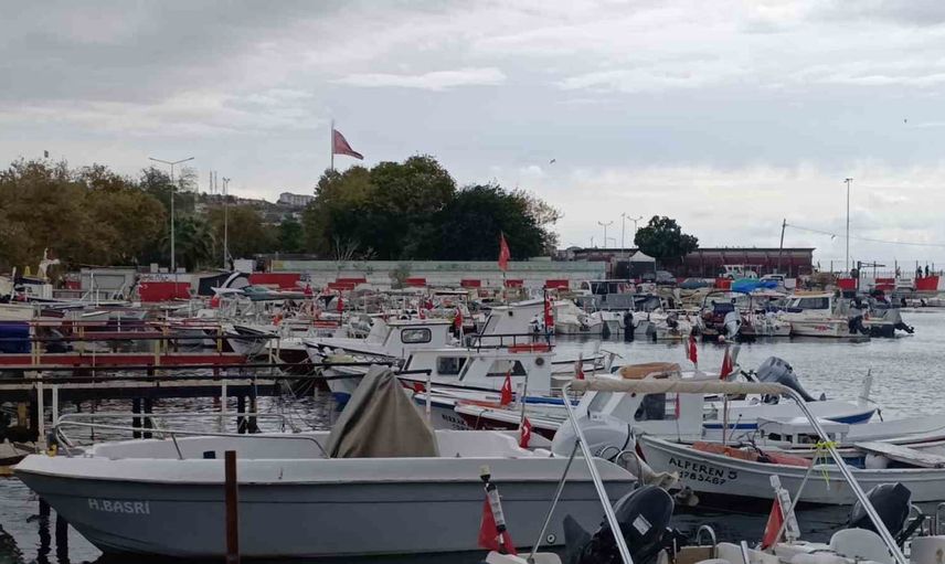 Tekirdağ'da 'kestane karası' fırtınası balıkçıları limanda tutuyor