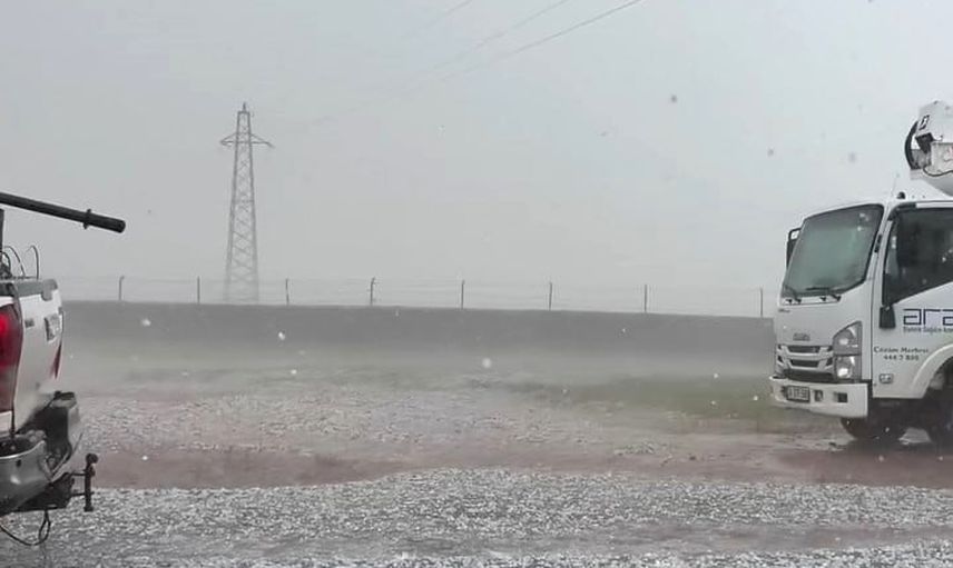 Ardahan'da ağustos ayında dolu cadde ve sokakları beyaza bürüdü