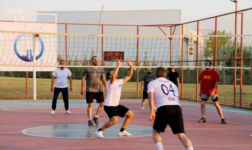 Kütahya OSB'nin voleybol şampiyonu: müdürlük takımı ipi göğüsledi