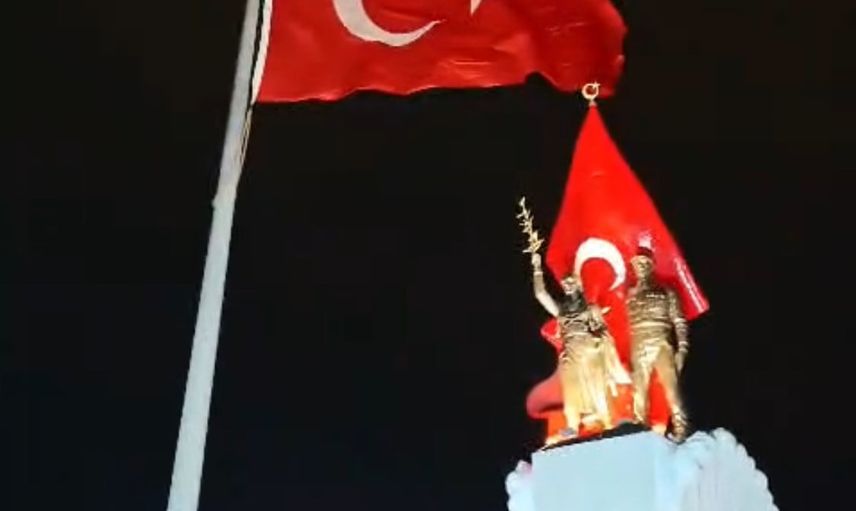 Hatay'da fırtına tedbiri: kent genelinde bayraklar geçici olarak indirildi