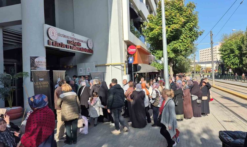 Eskişehir'de mukaddes emanetlere ulaşmak için metrelerce kuyruk oluştu