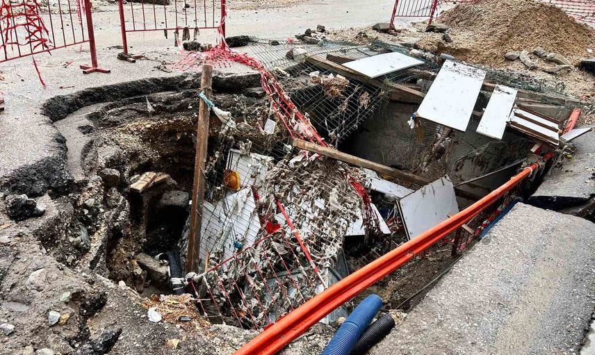 Ankara'da sağanak yolda çöküntüye yol açtı: park halindeki yaklaşık 15 araç hasar gördü