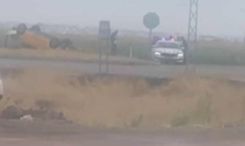 Bağlar'da kavşakta kamyonla taksi çarpıştı: taksi takla attı, 1 yaralı