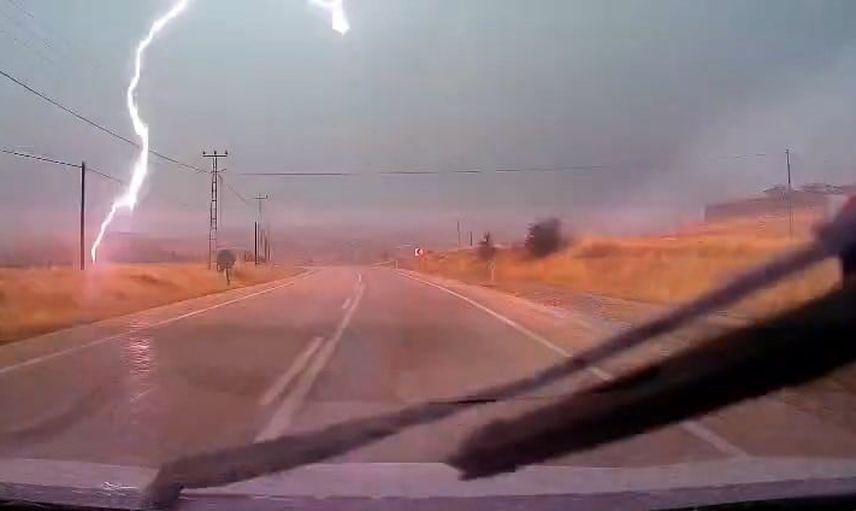 Gök ışığı araç kamerasında: Elazığ-Pertek'te yıldırımın düştüğü anlar