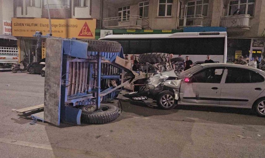 Nail Bey Mahallesi'nde yol üzerinde çarpışma: traktör ve otomobilde 5 yaralı