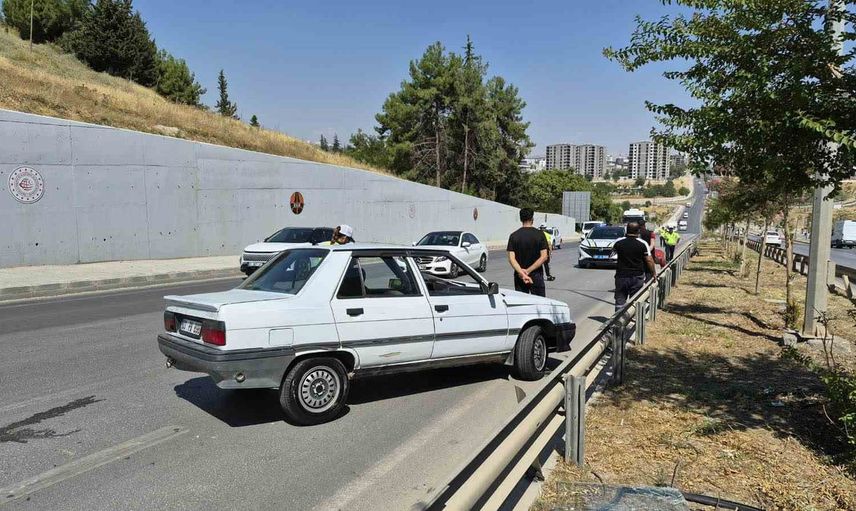 Genç sürücünün bariyerlere çarpması sonucu iki kişi yaralandı