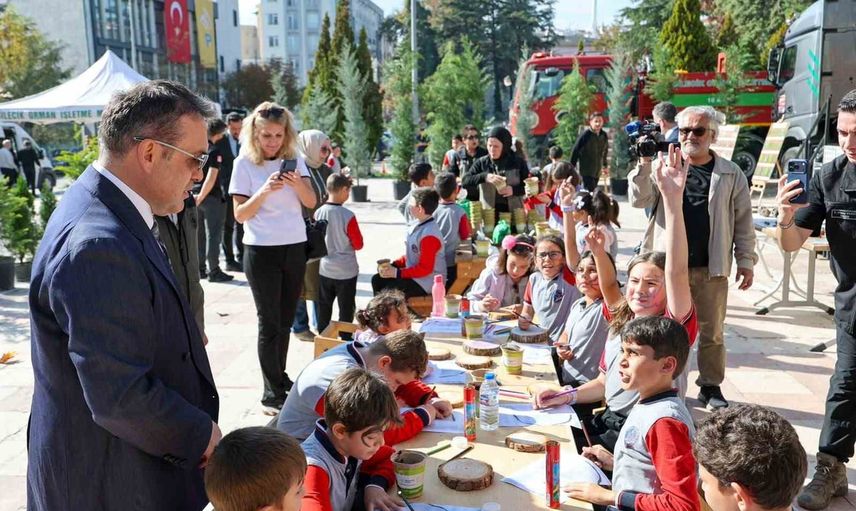 Cumhuriyet Meydanı'nda doğa sevgisi yeşerdi: Yeşil Vatan Tırı öğrencilerle buluştu
