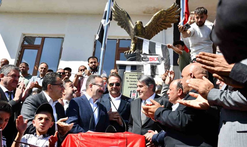 Beşiktaş köyü meydanına kartal heykeli: Serdal Adalı törenle açtı