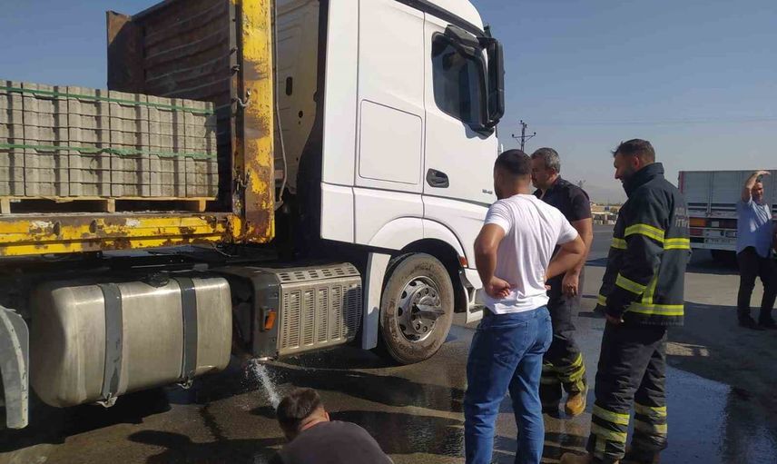 Adıyaman'da yakıt deposu yakınında çıkan yangın parke yüklü tırı hasarlandırdı