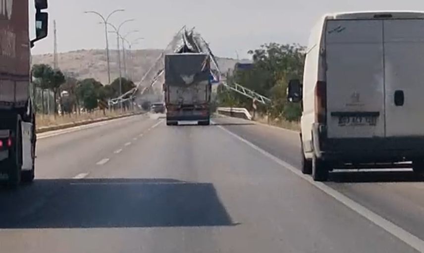 Damperi açık kalan kamyon Sandıklı yakınlarında 6 metrelik yön levhasını devirdi