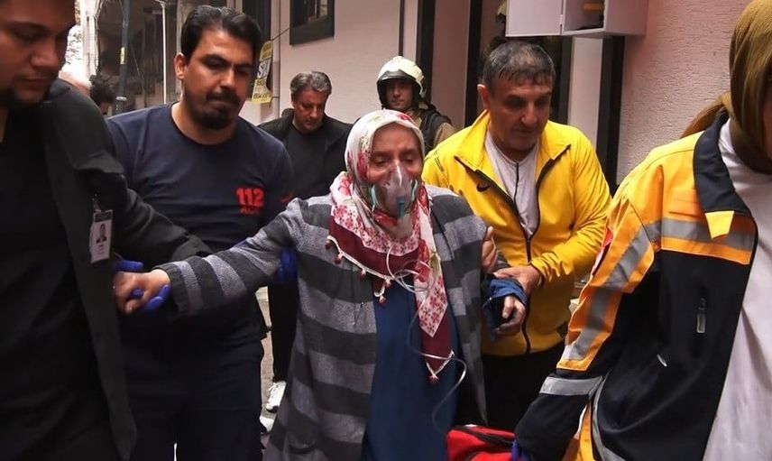 Zeytinburnu'nda soba devrilmesiyle çıkan yangında itfaiye iki kişiyi dumandan kurtardı