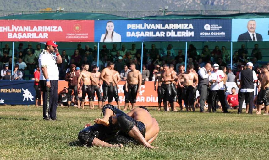 Kaş’ta kadın muhtarlar er meydanında, başpehlivan Erkan Taş kupayı aldı