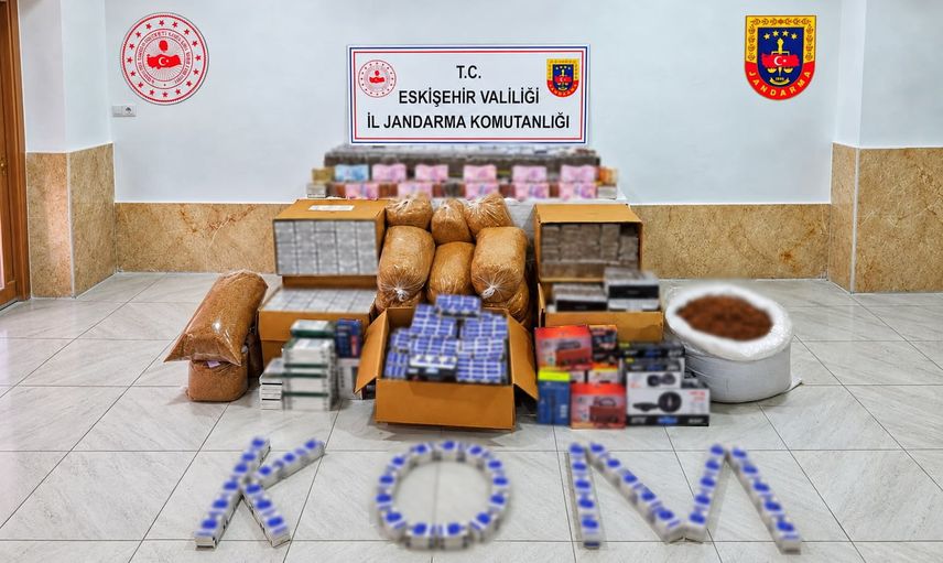 Eskişehir'de Sivrihisar merkezli kaçak sigara operasyonunda yüksek miktarda tütün ve para ele geçirildi