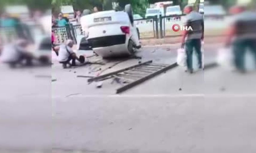 Köprüden düşen otomobilin sürücüsü vatandaşların müdahalesiyle kurtarıldı