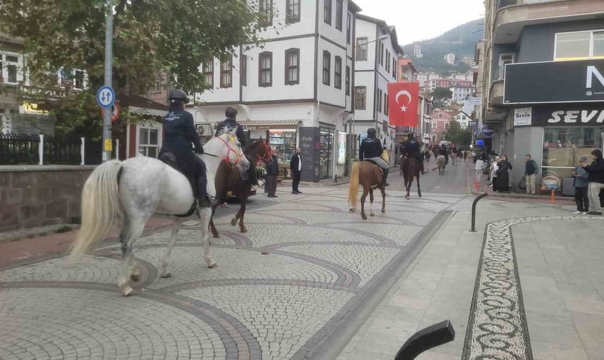 İstiklal yolu'nda atlı yürüyüşle cumhuriyet ruhu canlandırıldı