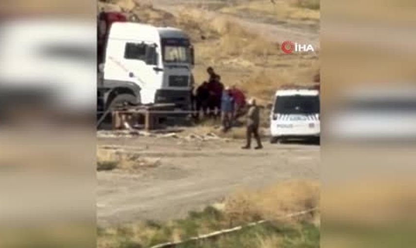 Yenikent'te vinçten düşen malzeme işçiyi ağır yaraladı