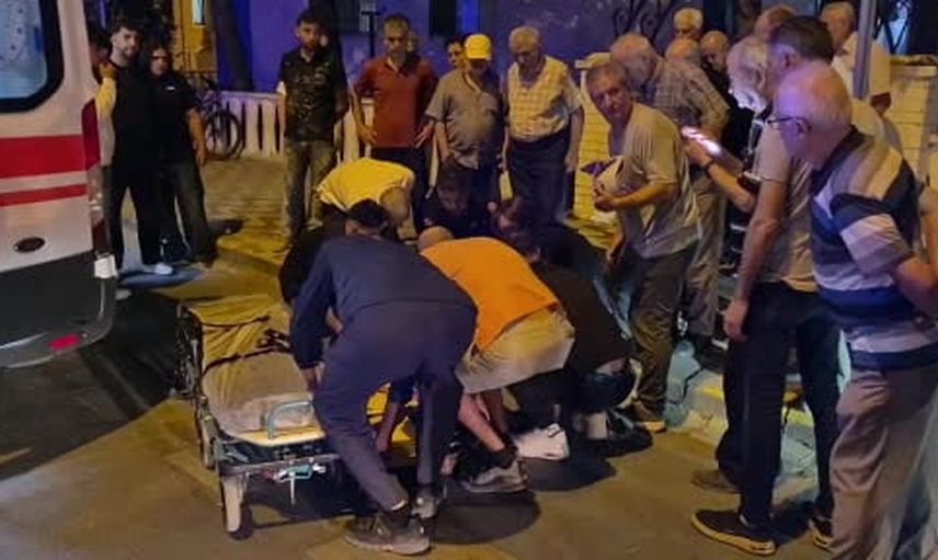 Beyazıt Camii önünde motosiklet çarpması: yaşlı adama ilk müdahale cemaatten