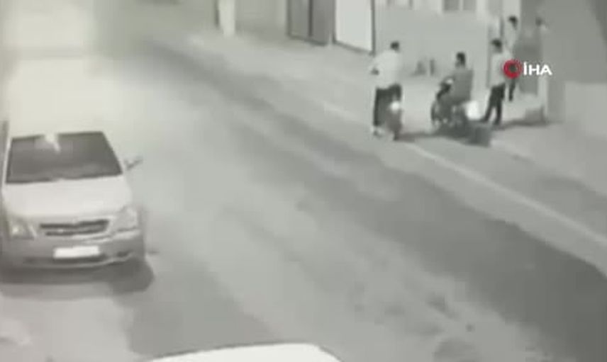 Camiye giderken yolun karşısına geçmeye çalışırken motosiklet çarpmasıyla yaşamını yitirdi