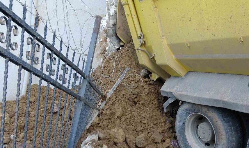Pendik'te freni patladığı iddia edilen hafriyat kamyonu binaya girince 1 kişi yaralandı