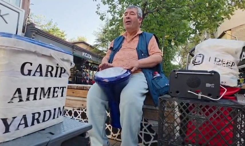 Darbukasıyla Kütahya sokaklarını müziğe boğan 'Garip Ahmet'