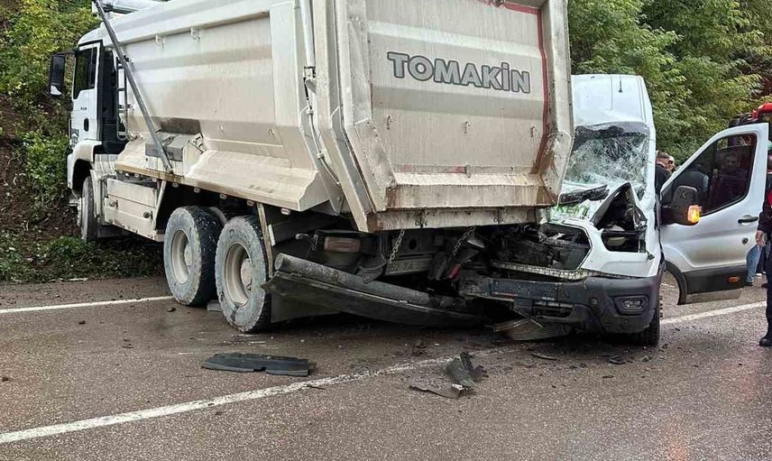 Ordu Ayazlı'da şerit dışına çıkan kamyon minibüse çarptı: 1 ölü, 23 yaralı