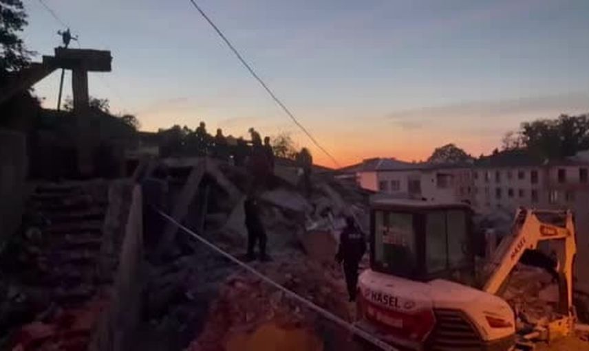 Zonguldak'ta 3 katlı bina çöktü, enkaz altında kalanlar olduğu bildirildi