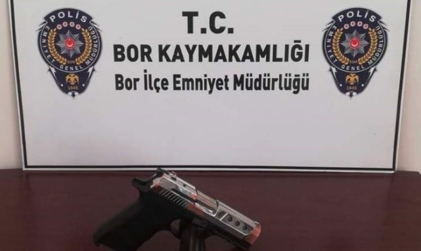 Bor'da polis aramasında ruhsatsız tabanca bulundu, iki zanlı cezaevine gönderildi