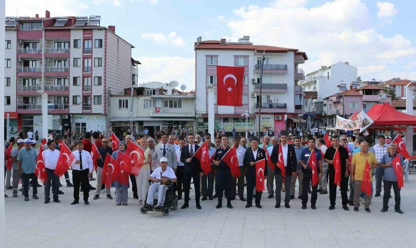 Selendi'de kurtuluş gecesi coşkusu: Hüseyin Kağıt sahne aldı, başkan da oynadı