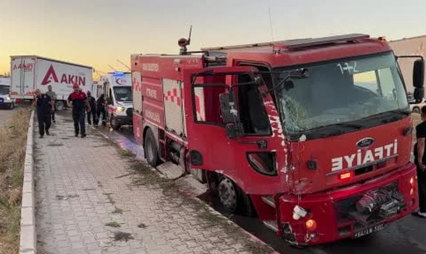 Uşak'ta yangına giden itfaiye aracıyla kamyon çarpıştı: bir kişi hayatını kaybetti, iki personel yaralandı