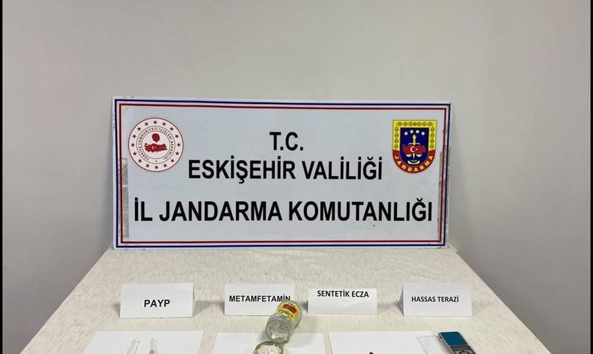 Firari zanlı Eskişehir'de saklandığı adreste uyuşturucu ticareti yaparken yakalandı