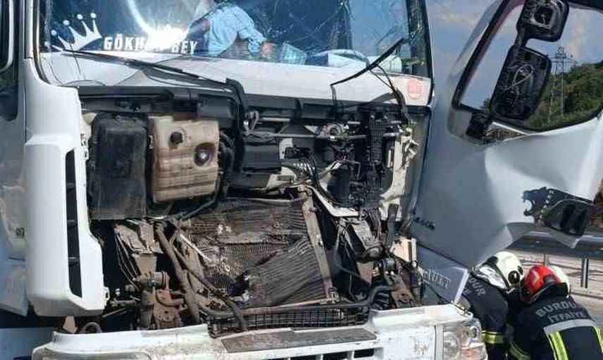 Tekke Rampası'nda iki tır çarpıştı: sürücü yaralı, itfaiye kurtardı