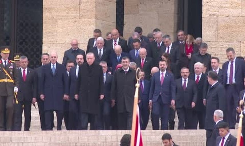Bahçeli ve Dervişoğlu Anıtkabir merdivenlerinden kol kola indi