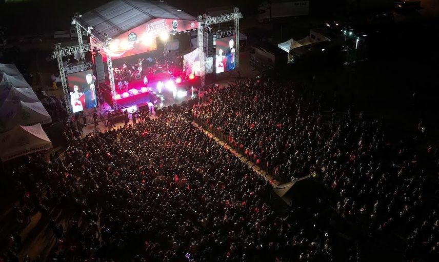 Yağmura inat Nilüfer cumhuriyetin 103'üncü yılında el eleydi