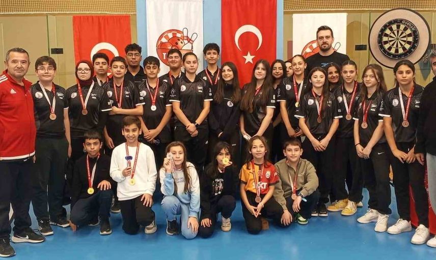 Eskişehir'de gençten vetarana 50 sporcu dartta kıyasıya yarıştı