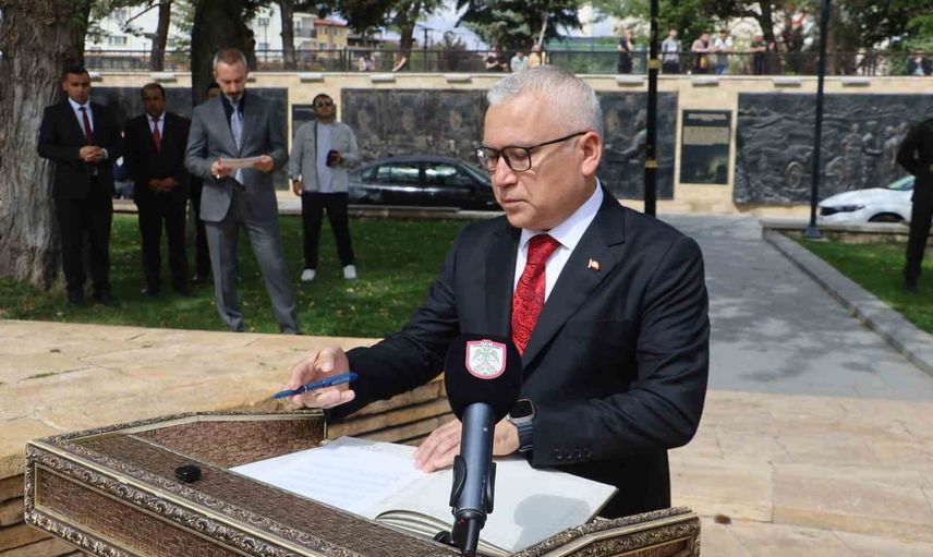 Sivas'ta gaziler günü kent meydanında çelenk töreniyle anıldı