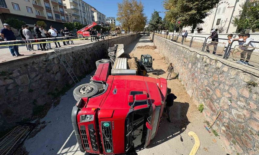 Park halindeki saman yüklü tır aniden harekete geçip Kuruçay'a düştü