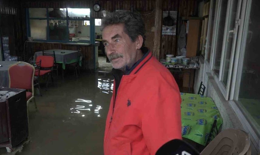 Mudanya'da Esence Mahallesi'nde dereler taşınca kahvehane göle döndü